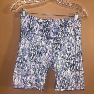 Athleta Ultimate Stash 7" Shorts Size Medium - Purple/Blue